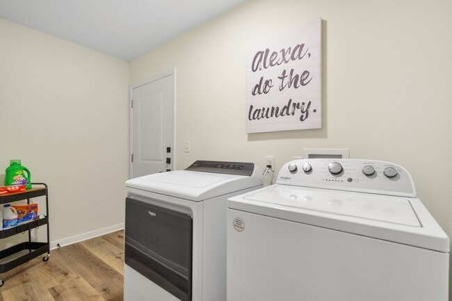 Building Photo - FULLY FURNISHED 3/3 Townhome in Bobcat Vil...