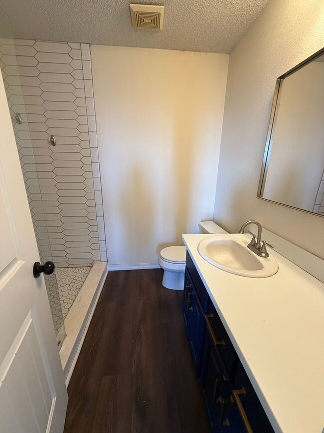 Building Photo - 220 Norwood Dr