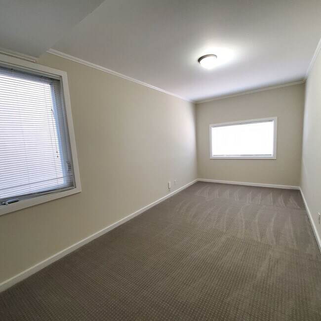 Building Photo - 2 Bedroom Apartment with covered car garage