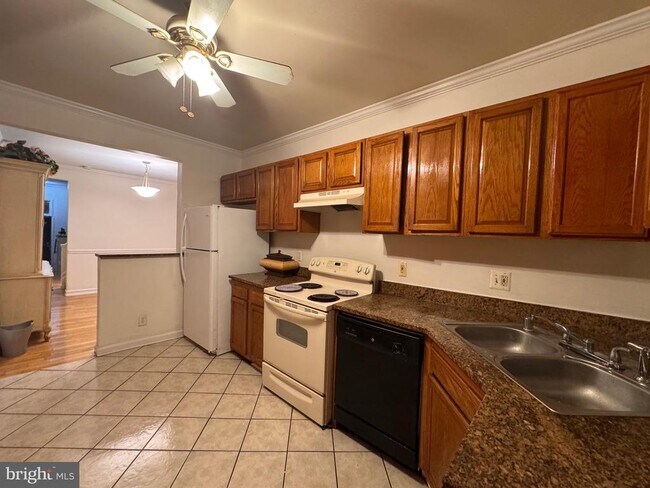 Building Photo - 1009 W Fayette St