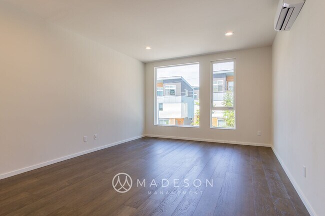 Building Photo - 9730 Woodlawn Ave N