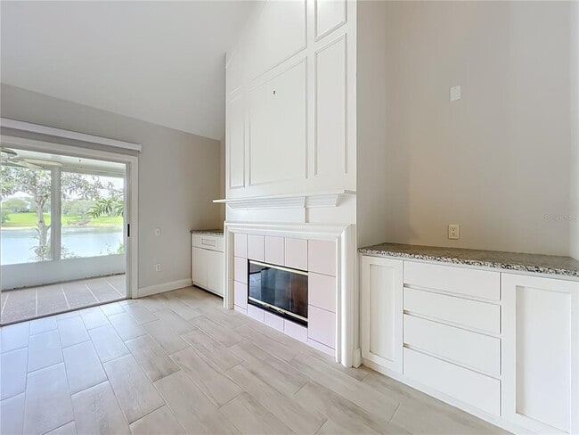 Building Photo - 900 W Charing Cross Cir