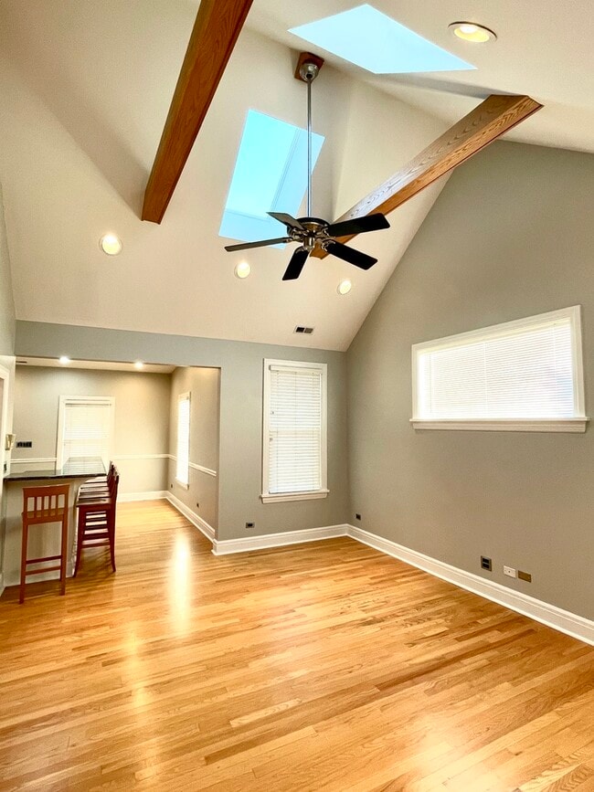 Building Photo - 943 Maple Ave