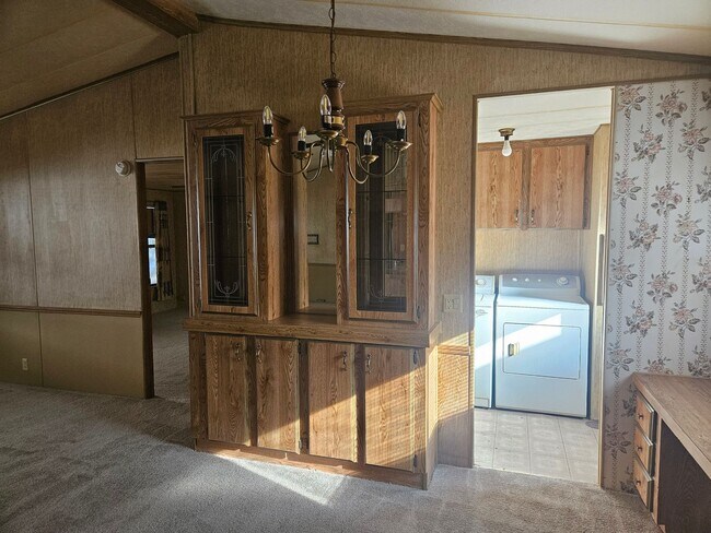 Building Photo - Large 3 bed/2 bath manufactured home in de...