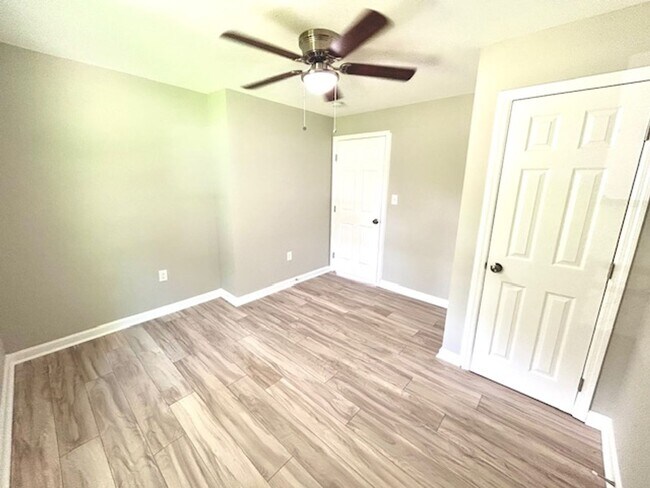 Building Photo - Charming 2 Bedroom Home in North Huntsvill...