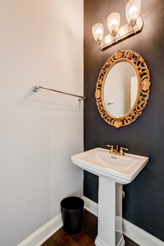 Building Photo - 1124 W Dallas St