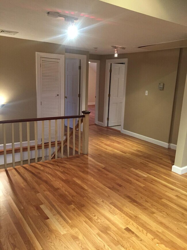 Building Photo - 6 Skillings Rd