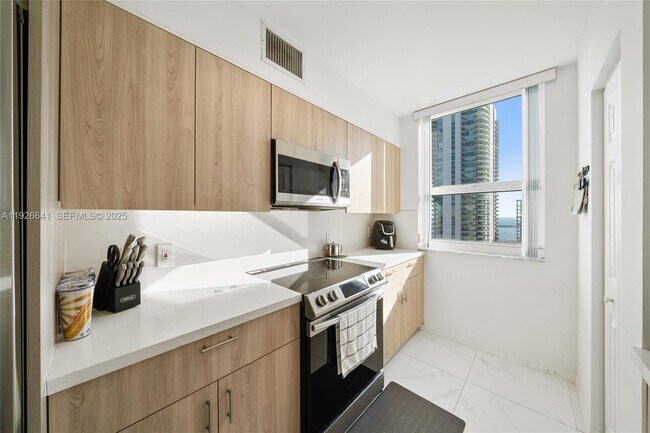 Building Photo - 1155 Brickell Bay Dr