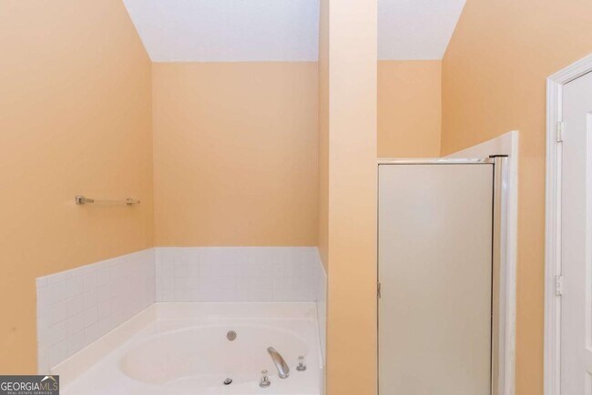 Building Photo - 235 Summer Hill Cir