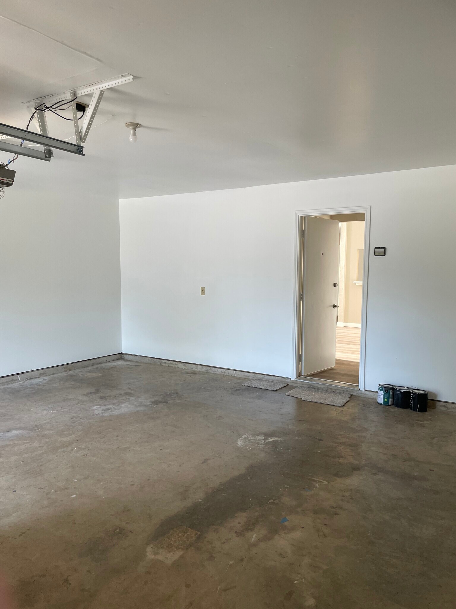 Garage - 1261 W Hudgins St
