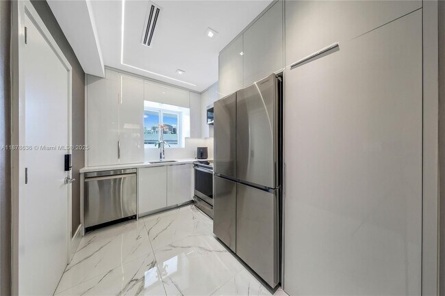 Building Photo - 10190 Collins Ave