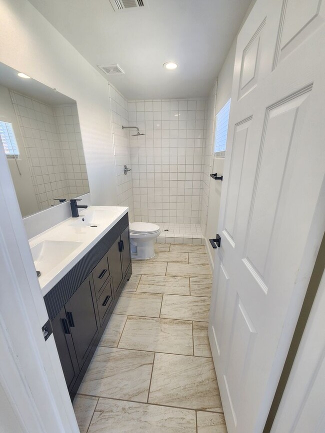 Building Photo - 3 bedroom 2 bathroom close to shops and public transportation