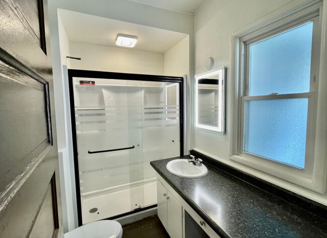 Building Photo - 2049 E Washington Ave