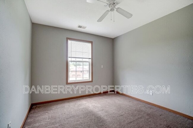 Building Photo - 1115 N Byrne Rd