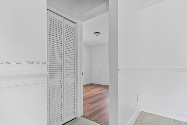 Building Photo - 580 Lee Dr