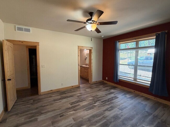 Building Photo - 348 La Escena Dr