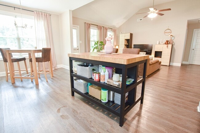 Building Photo - Pet Friendly Three Bedroom!
