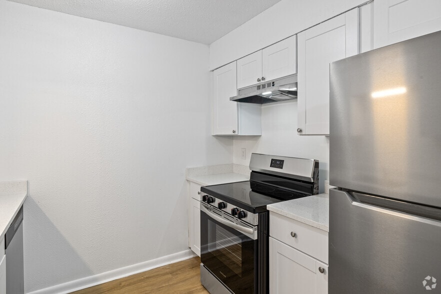 1BR, 1BA - 772SF - Kitchen - Willowbrook
