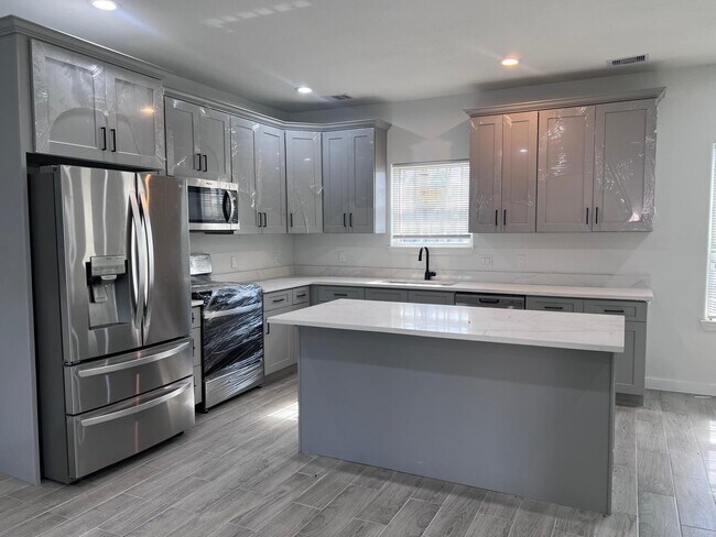 Building Photo - 9210 Martell St