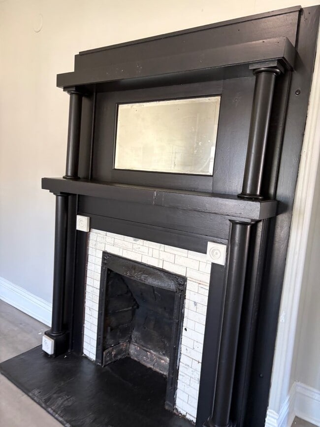 Building Photo - 2BR/1BA House with nice back yard  LEASING SPECIAL - sign a 13-month lease by 7/31/2026 and secon...