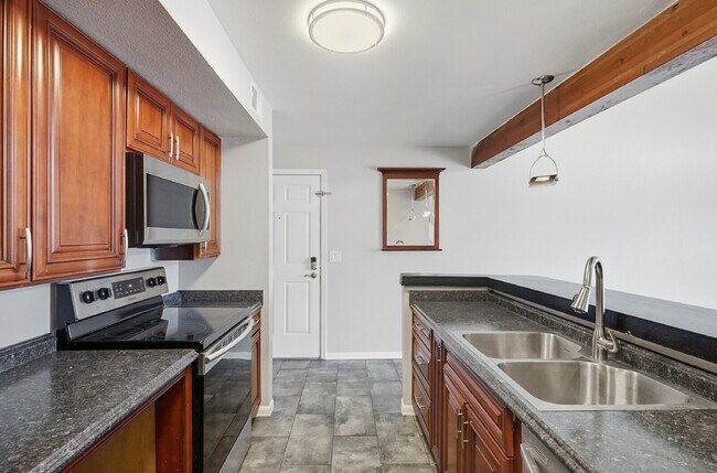 Building Photo - $1,840.95 - 2 bed/1 bath, cozy Denver Condo!