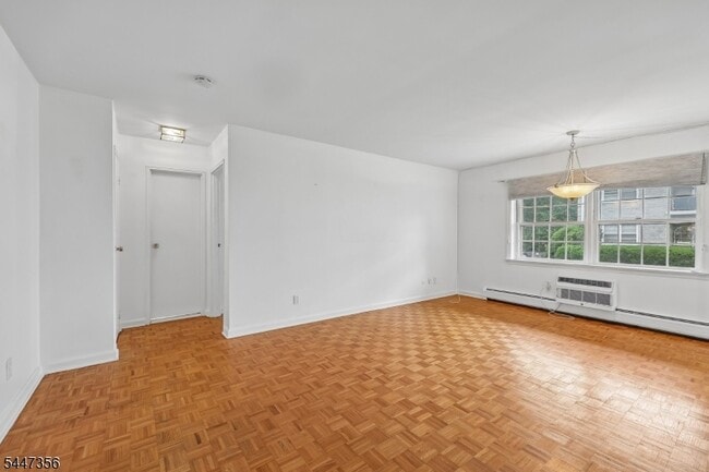 Building Photo - 135 S Maple Ave