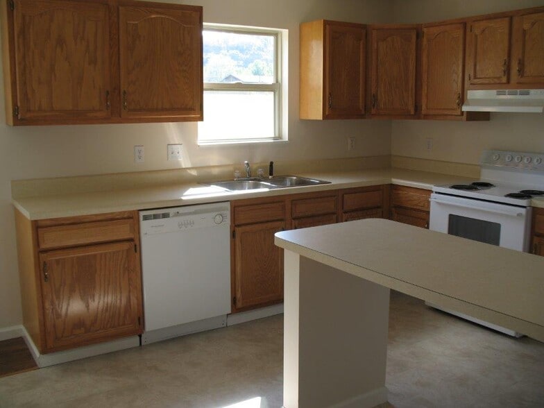 Building Photo - 1700 Big Tree Dr