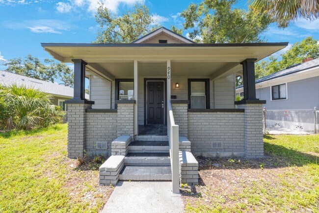 Building Photo - Cosy 2 bedroom 1 bath home with nice size yard $1850 SECTION 8 WELCOME**