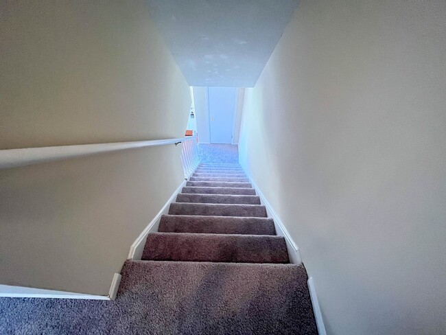 Building Photo - Adorable 2 bedroom, 2 1/2 bathroom townhom...