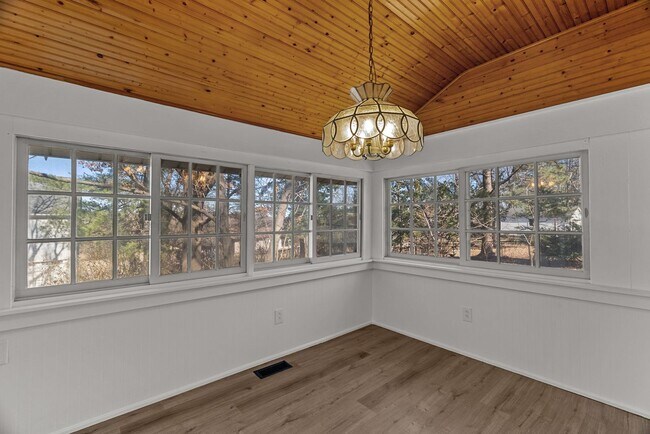 Building Photo - Charming 2+ Bedroom in Shrewsbury – Walkable Neighborhood & Pet-Friendly!