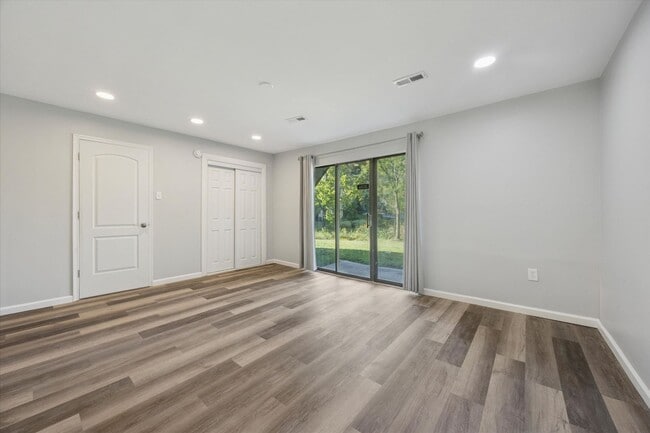 Building Photo - Available Immediately – Renovated 2B/1.5B ...