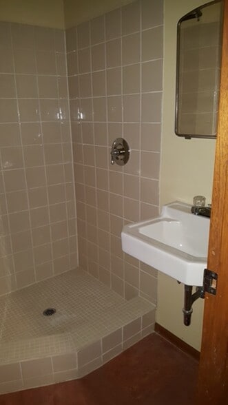 laundry sink and shower - 9514 SW Capitol Hwy