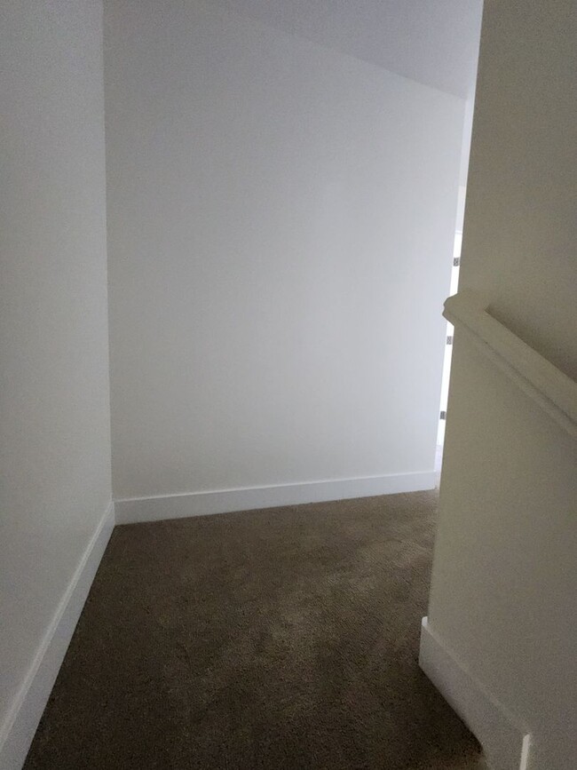 Building Photo - Beautiful Modern Townhome with Spacious La...