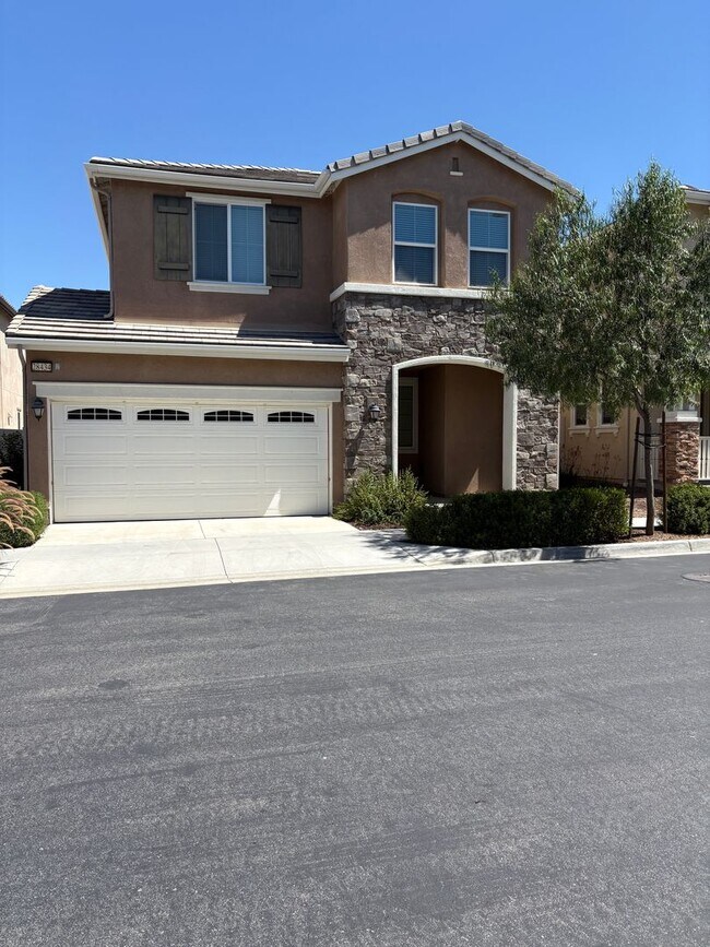 Building Photo - Beautiful 3-Bedroom, 2.5 bath in the  Glen...
