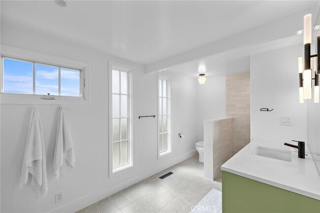 Building Photo - 3007 Harbor View Dr