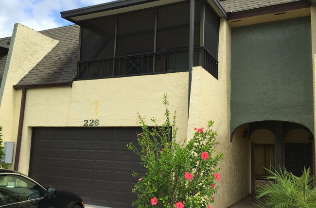 Three Bedroom Two Story Townhome, Close t... - Three Bedroom Two Story Townhome,  Close t...