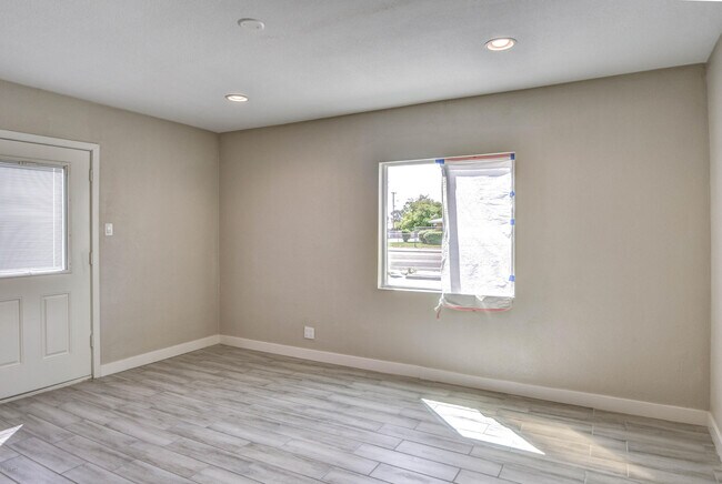Building Photo - 4005 N 15th Ave