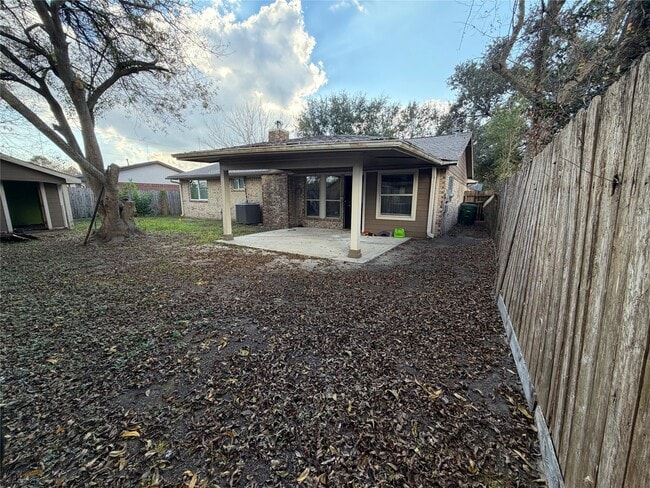 Building Photo - 15931 Kenbrook Dr