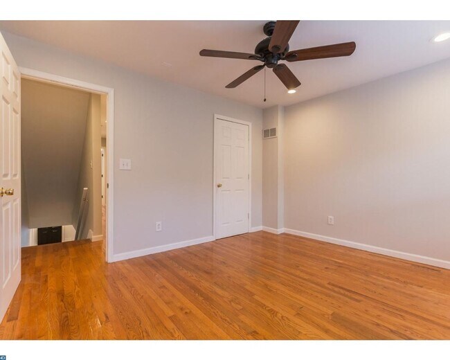 Building Photo - Point Breeze Townhome
