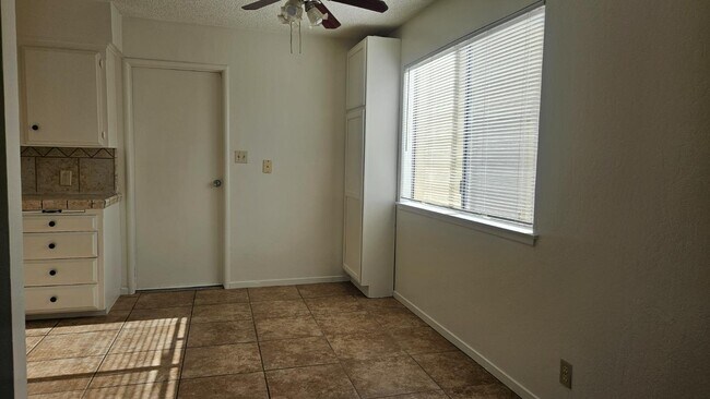 Building Photo - 956 W Antonio Dr