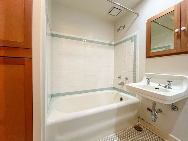 Building Photo - Charming 1bd/1bth U-District Condo, $1,550...