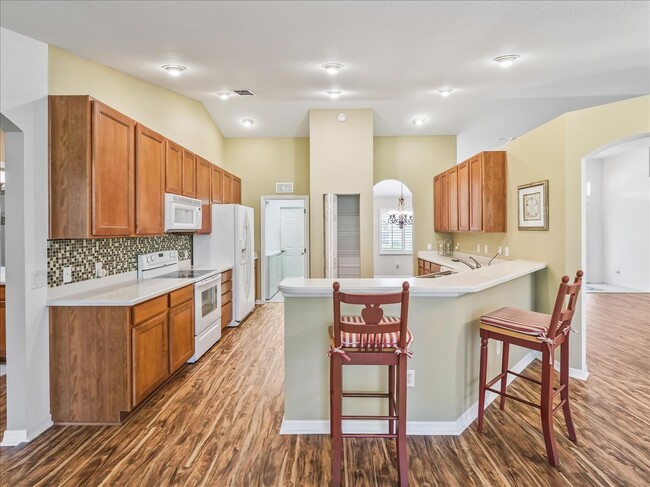 Kitchen 42" Cabinets & Bar - 11025 SE 174th Loop