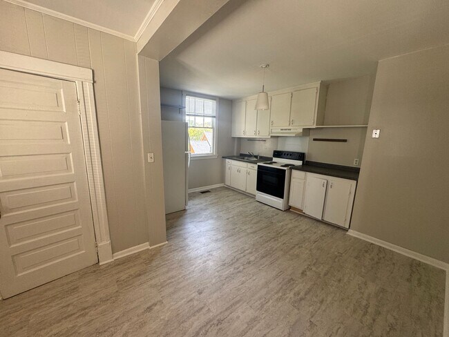 Building Photo - Charming 1 BR apartment on N. Person St. s...