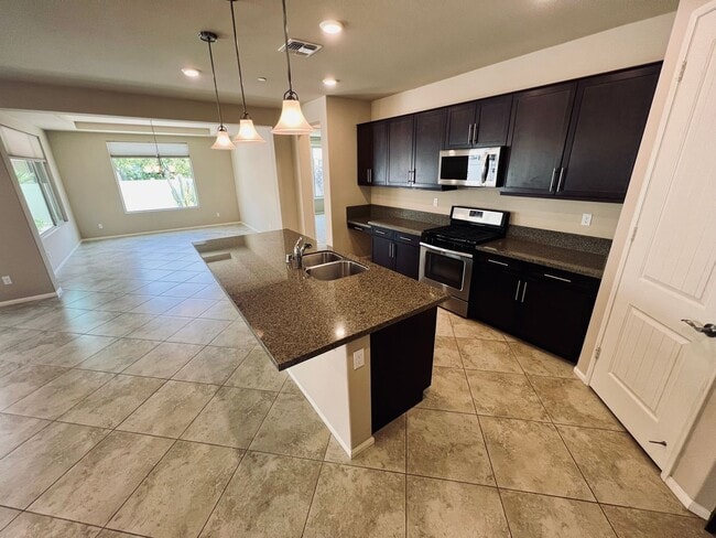 Building Photo - Gorgeous 2 bedroom and 2 bathroom home in ...