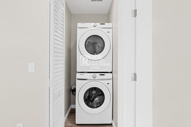 Building Photo - 996 S Siet Pl