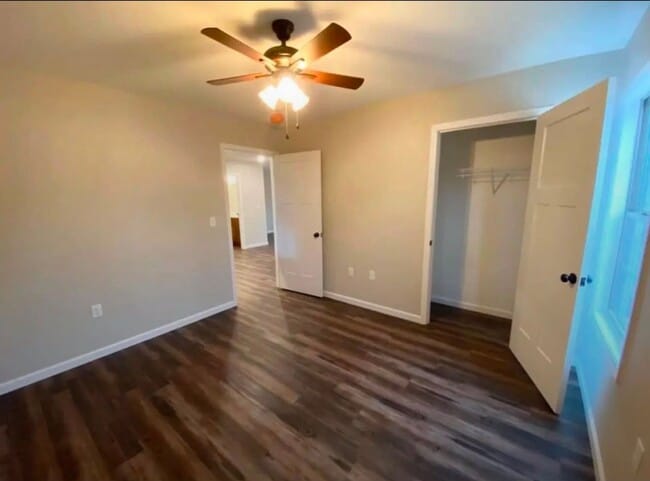 Building Photo - 2 bed 1 bath triplex unit