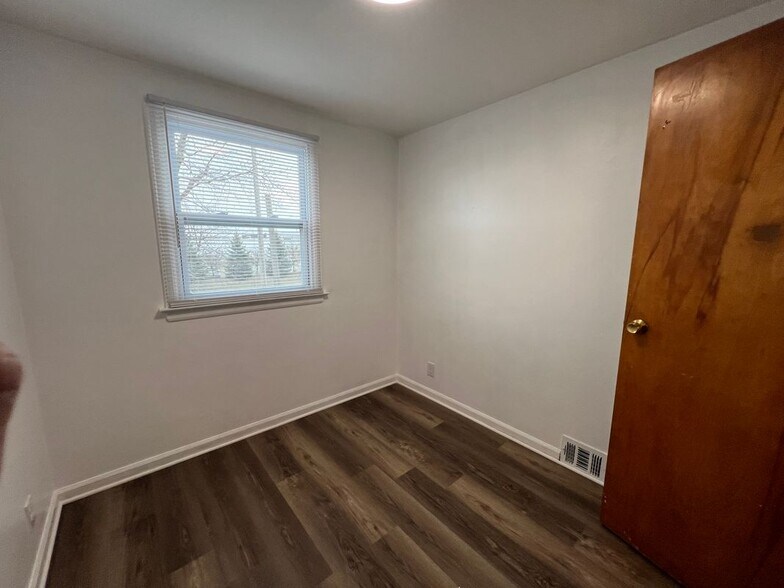 Building Photo - 512 Cayuga Rd