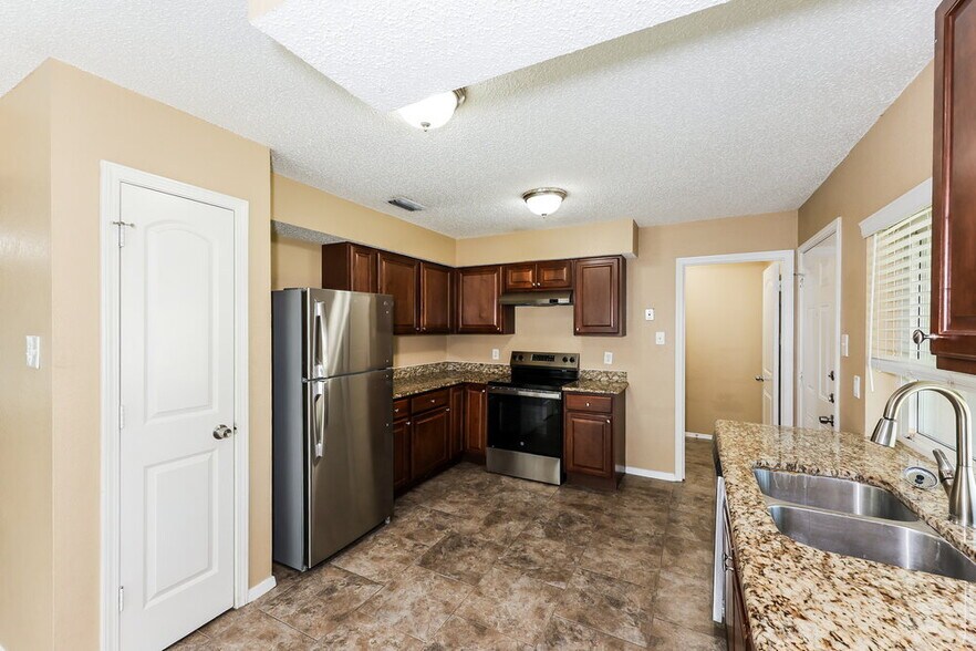 Building Photo - 1712 Choctaw Dr