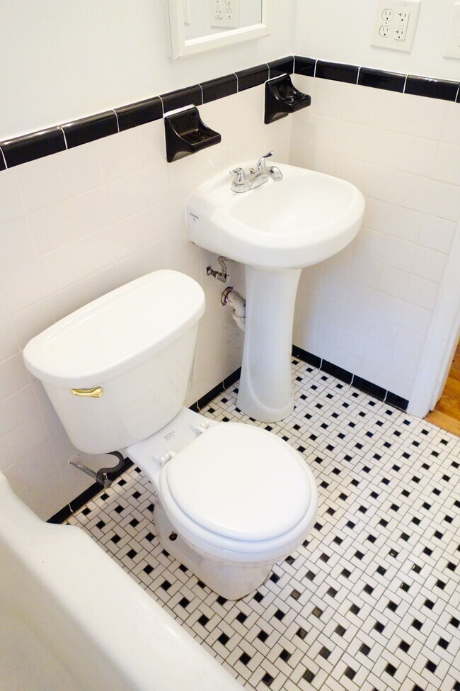 Building Photo - 8409 Greenwood Ave