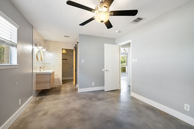 Building Photo - 2025 Monarch Dr